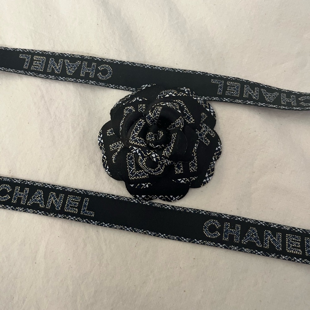 CHANEL Seasonal Camellia and Ribbon - Picture 2 of 4